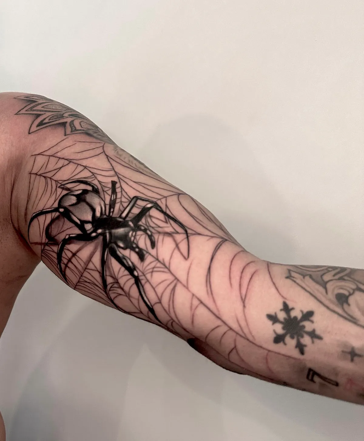 Black & gray örümcek ve ağ kol dövmesi — BegoTattoo Taksim İstanbul