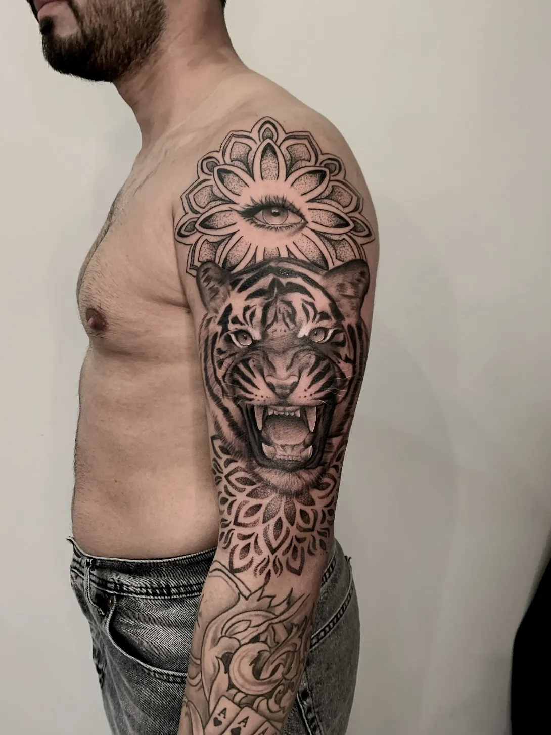 Black & gray kaplan ve mandala kol dövmesi — BegoTattoo Taksim İstanbul
