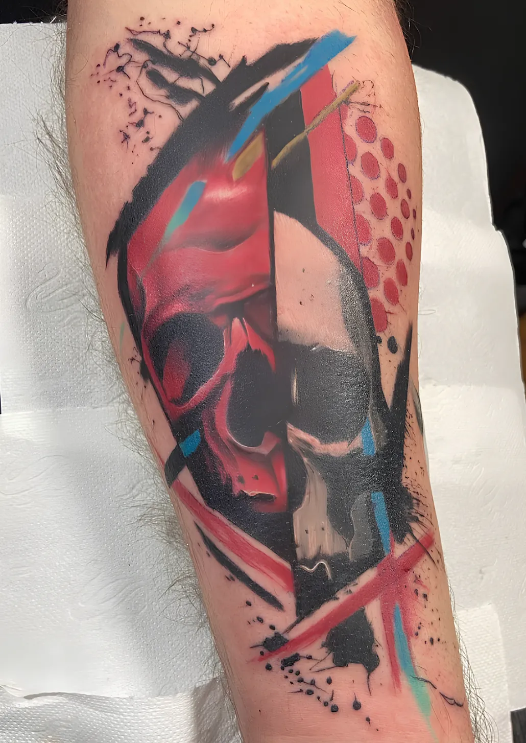 Trash polka kırmızı-siyah kuru kafa dövmesi — BegoTattoo Taksim İstanbul
