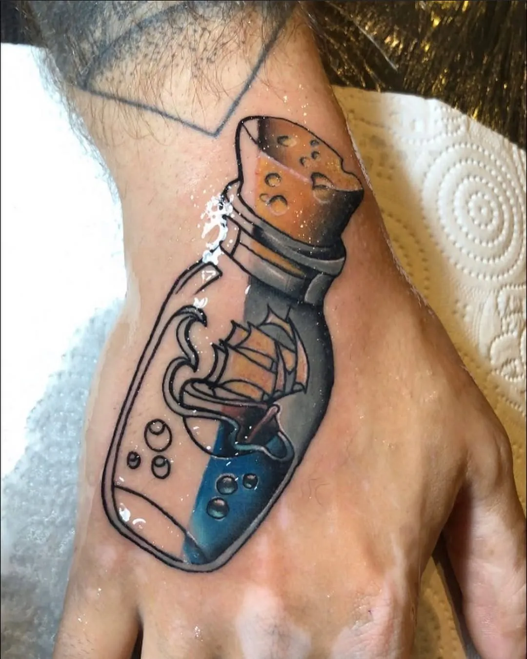 Neo-traditional şişede gemi el dövmesi — BegoTattoo Taksim İstanbul